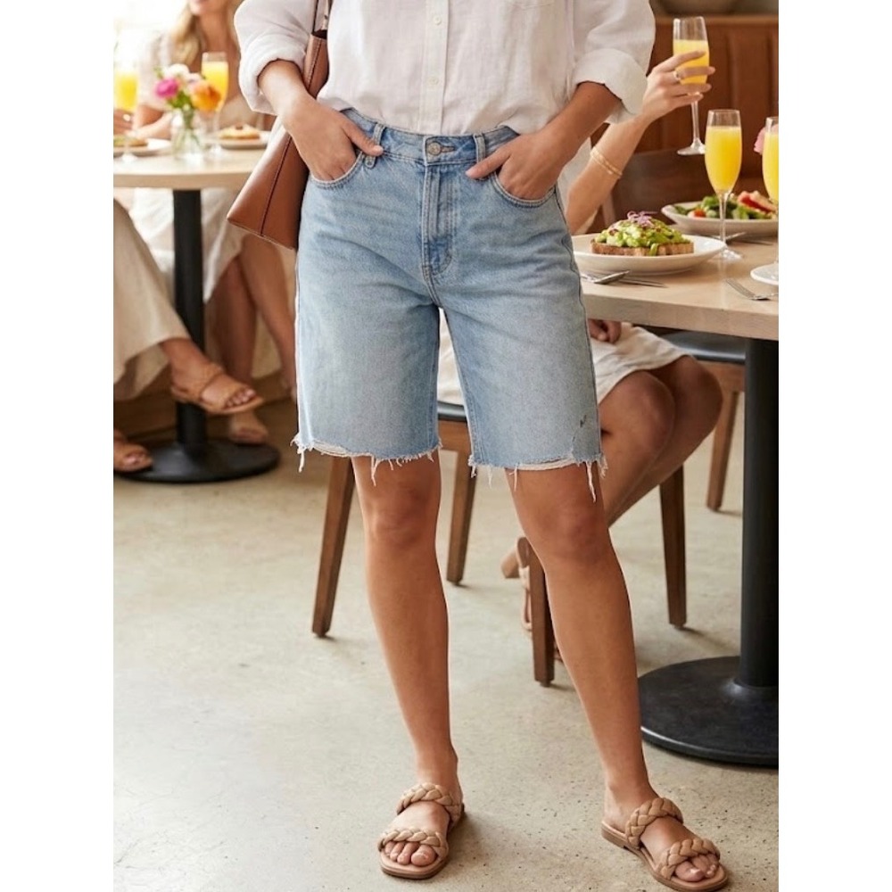 BDG Urban Outfitters Slim Fit Denim Shorts Light Wash Blue‎ Raw Hem Size 34